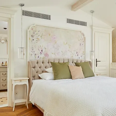 Chateau De Clotte & Suites